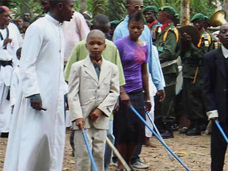 immagine - Dimostrazione di come ci si sposta con il bastone