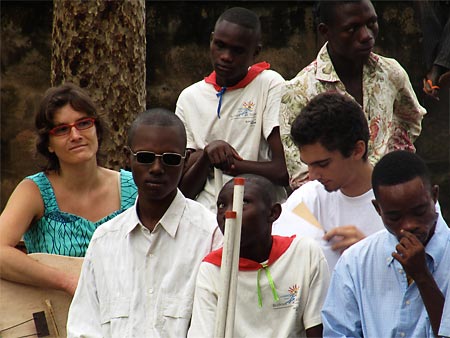 "La corale è accompagnata dalle chitarre di Mirko e Helen" Bo ta Mona