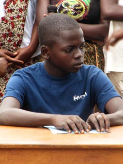 "Lettura con le dita : braille" Bo ta Mona