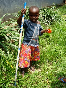 Mervedi, la più piccola della scuola, malvedente a causa del morbillo