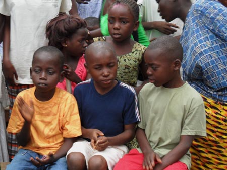 I piccoli della scuola di Bo ta mona che significa “Essi vedranno”