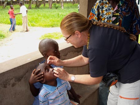 immagine - L'oculista Simone visita i bambini di Bo ta mona