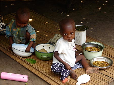 "si mangia per terra seduti su stuoie", centro nutrizionale, Djuma