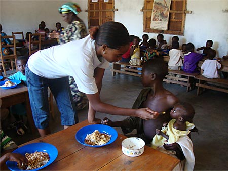 "Charlotte, l'infermiera, imbocca Anto", centro nutrizionale, Kikwit