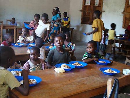 "il centro è dotato di tavoli e panche", centro nutrizionale, Kikwit