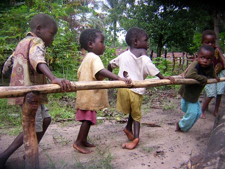 "Esercizi motori con l'aiuto delle parallele" - Kahemba