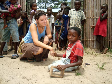 "Gloria con il piccolo Ntembo che si sposta sulle ginocchia" - Kahemba