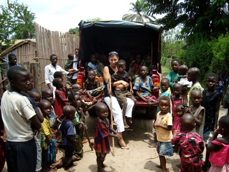 "Lola circondata dai bambini che attendono di salire sul PK" - Kahemba 