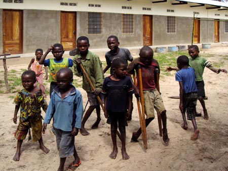 "Il nuovo centro di riabilitazione fornisce le stampelle ai bambini" - Kahemba