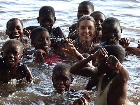 "Il fiume Kwilu, ai piedi della collina, è fonte di svago per i bambini" Djuma
