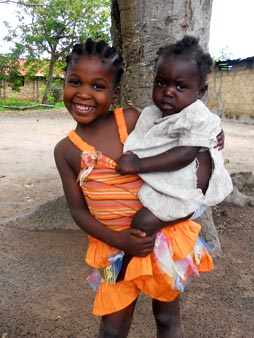 "Julie fa da mamma a Corinna" Djuma