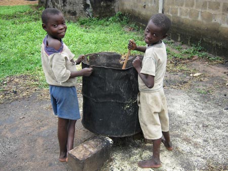 "Preparazione del pasto per i maiali" Djuma