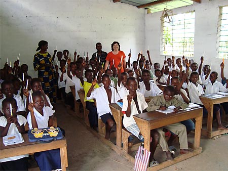 "Un'aula luminosa della scuola Lwini", Kikwit 3