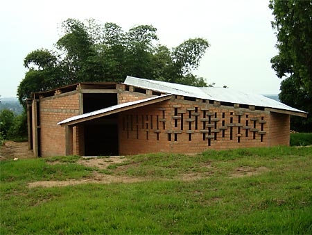 "la sala polivalente costruita dall'architetto Pozzi grazie all'ass. “Goccia”", Kilokoko