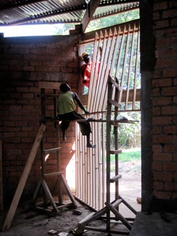 "Sala polivalente; ingresso in costruzione", Kilokoko