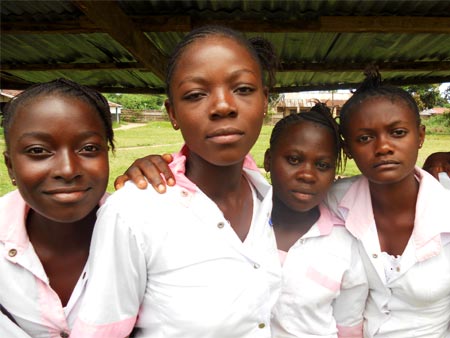 "Studentesse all'istituto Nsemo"