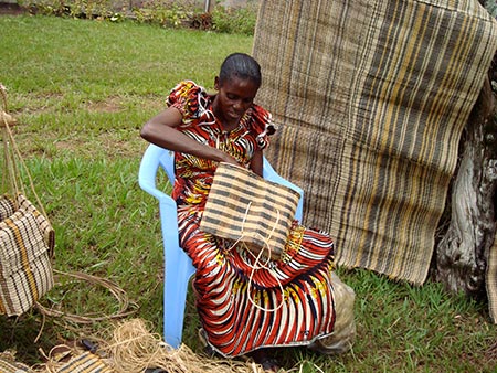 costruzione di borse di raffia